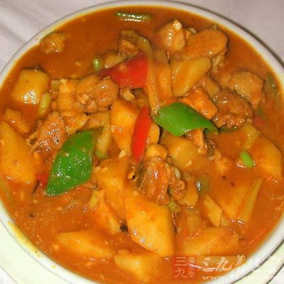 雞腿切塊，加料酒，少許鹽，姜，生抽腌制15分