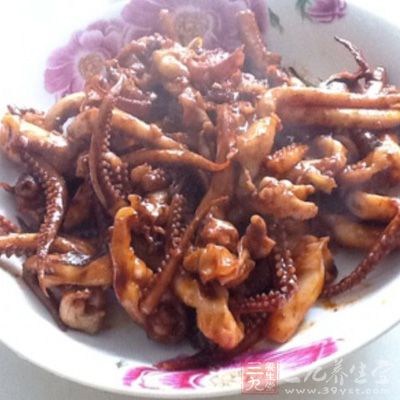 把鱿魚洗淨後，改刀，切成圖中的樣子，尖椒也切好備用