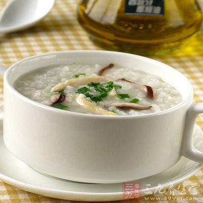 調入鹽、雞精、胡椒粉，撒入蔥姜末調勻即可