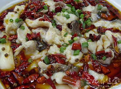 材料:回魚1條,魚火鍋調料,蟹味菇,竹筍,豆腐皮等 材料:回魚1條,魚火鍋調料,蟹味菇,竹筍,豆腐皮等