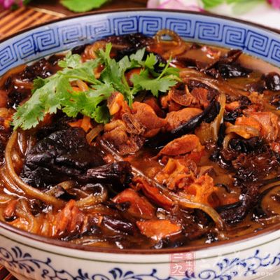 鍋中油熱後,放入姜片、桂皮、干辣椒、八角炒出香味 鍋中油熱後,放入姜片、桂皮、干辣椒、八角炒出香味