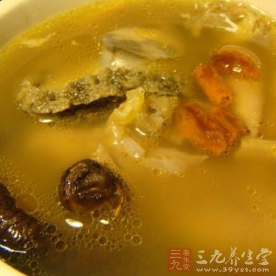 雞,瘦肉洗淨川燙去血水後撈起.干香菇, 枸杞清洗干淨 雞,瘦肉洗淨川燙去血水後撈起.干香菇, 枸杞清洗干淨