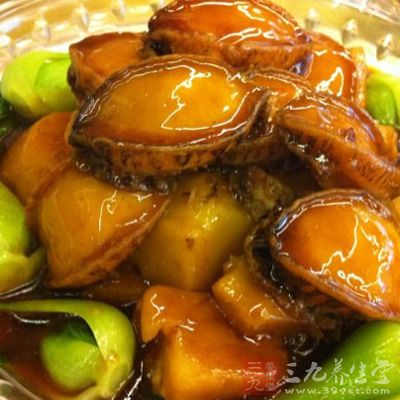 鮑魚用刀沿著外殼劃開,取出鮑魚肉,去內髒,洗淨切丁 鮑魚用刀沿著外殼劃開,取出鮑魚肉,去內髒,洗淨切丁