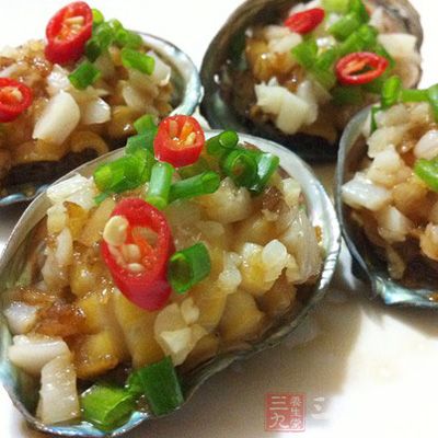 用刀將沿著鮑魚殼的周圍把鮑魚肉片下來,去掉裡面黑色的沙包 用刀將沿著鮑魚殼的周圍把鮑魚肉片下來,去掉裡面黑色的沙包