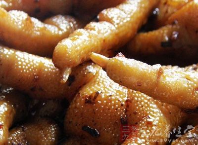 雞腳切去指甲洗淨 手掌劃一刀 倒上料酒 雞腳切去指甲洗淨 手掌劃一刀 倒上料酒