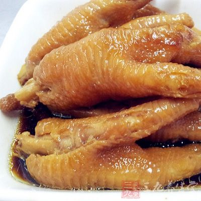 沸水加入料酒、姜片與雞腳煮10-15分鐘,一定要煮熟 沸水加入料酒、姜片與雞腳煮10-15分鐘,一定要煮熟