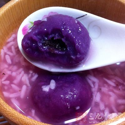 用溫水把水磨糯米粉和成面團