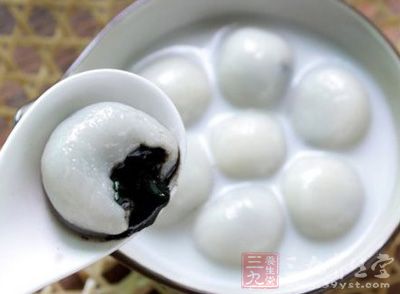 黑芝麻炒熟，碾碎，拌上豬油、白砂糖，三者比例大致為2：1：2