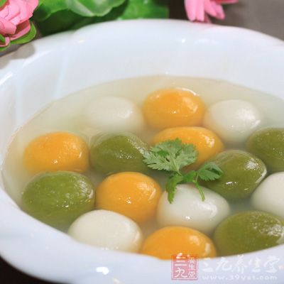 材料:桔子兩個，蘋果一個，小湯圓，冰糖適量