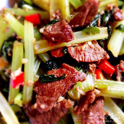 中火熱油,下牛肉片(主料)劃散,至變色立即出鍋 中火熱油,下牛肉片(主料)劃散,至變色立即出鍋