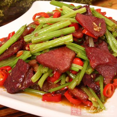 把牛肉切片後用肉捶敲松牛肉.這一步是炒出的牛肉更滑嫩 把牛肉切片後用肉捶敲松牛肉.這一步是炒出的牛肉更滑嫩