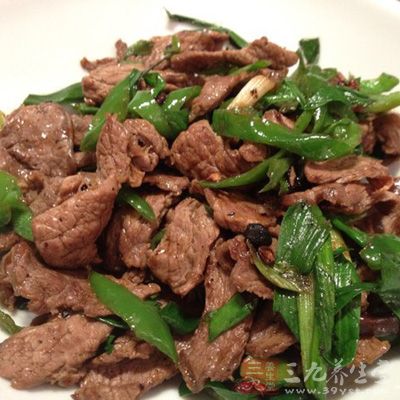 大火熱鍋,倒入適量的油,7成熱倒入小辣椒、蒜片、姜片爆香 大火熱鍋,倒入適量的油,7成熱倒入小辣椒、蒜片、姜片爆香