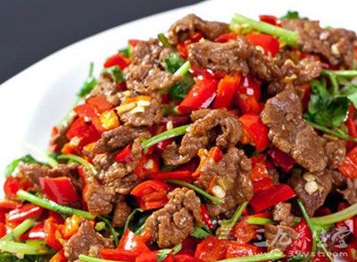 牛肉洗淨、切薄片、加五香粉、料酒、嫩肉粉、拌均。蒜切顆粒,青椒和小米椒切1厘米段 牛肉洗淨、切薄片、加五香粉、料酒、嫩肉粉、拌均。蒜切顆粒,青椒和小米椒切1厘米段