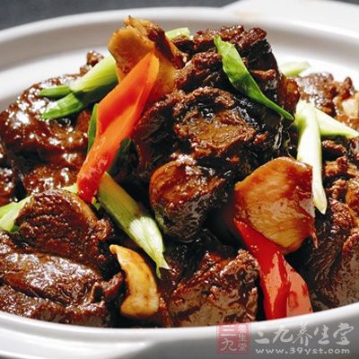 湯汁煮到差不多時，放入青蒜段