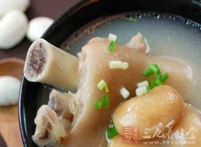 豬蹄讓店家切塊,洗淨、山藥削皮切段,紅棗稍泡一會,姜切片,香蔥切末 豬蹄讓店家切塊,洗淨、山藥削皮切段,紅棗稍泡一會,姜切片,香蔥切末