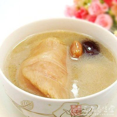 豬蹄洗淨後將表面的毛剔干淨,剁成塊 豬蹄洗淨後將表面的毛剔干淨,剁成塊