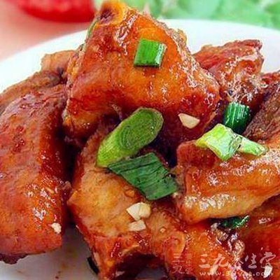 材料:魚,老姜(切塊或條),蔥(切段),干紅辣椒(切段),鹽,雞精,醬油,料酒,白糖少許 材料:魚,老姜(切塊或條),蔥(切段),干紅辣椒(切段),鹽,雞精,醬油,料酒,白糖少許