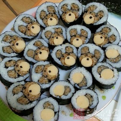 將雞蛋和醬油攪拌均勻,用過濾網過濾一番。煎厚狀備用 將雞蛋和醬油攪拌均勻,用過濾網過濾一番。煎厚狀備用