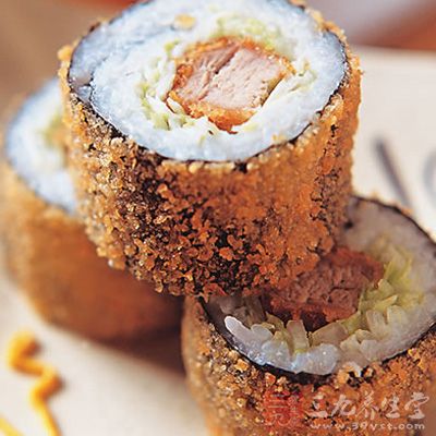 高麗菜切絲後,泡入冰水中,使口感能保持清脆爽口 高麗菜切絲後,泡入冰水中,使口感能保持清脆爽口
