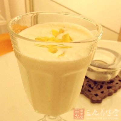 材料:香蕉2根,牛奶1袋,巧克力醬適量 材料:香蕉2根,牛奶1袋,巧克力醬適量