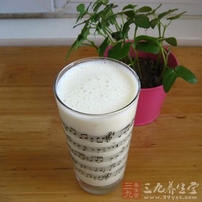 材料:芒果1個,火龍果1個,鮮尤酸奶150毫升 材料:芒果1個,火龍果1個,鮮尤酸奶150毫升