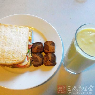 用攪拌器將所有原料攪拌到濃稠 用攪拌器將所有原料攪拌到濃稠