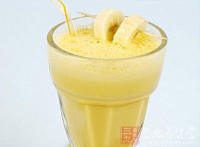 香蕉去皮切小段放搾汁機裡,或裝入手搖式搖搖杯 香蕉去皮切小段放搾汁機裡,或裝入手搖式搖搖杯