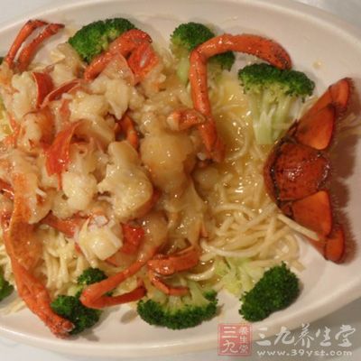 龍蝦肉加蔥姜汁、蛋清、澱粉、勁霸湯皇、鹽、味精調味,打成餡料備用 龍蝦肉加蔥姜汁、蛋清、澱粉、勁霸湯皇、鹽、味精調味,打成餡料備用