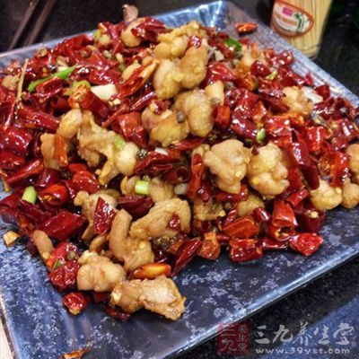 田雞去表皮,切割去頭部及趾部。將前腿,腹部,大小腿分別切成三段 田雞去表皮,切割去頭部及趾部。將前腿,腹部,大小腿分別切成三段
