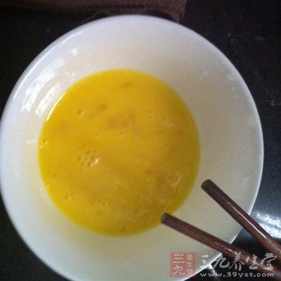 一只雞蛋打散