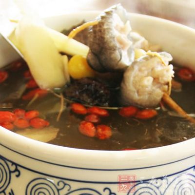 將鲟龍魚宰殺，初加工，洗淨，批成大片狀，擺成原形於盤中
