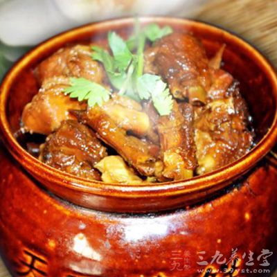 材料：淨鲟魚一條(750克)，水發香菇50克，炸蒜肉75克，姜片5克等