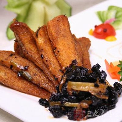 小魚處理干淨沖洗後,用鹽、黑胡椒粉腌20分鐘 小魚處理干淨沖洗後,用鹽、黑胡椒粉腌20分鐘