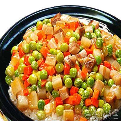 大米淘洗干淨,放入蒸飯量的水,電飯鍋蒸飯 大米淘洗干淨,放入蒸飯量的水,電飯鍋蒸飯