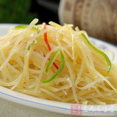 加入干辣椒炒香，再加入青紅椒絲、土豆絲