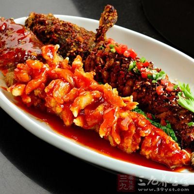 材料:活桂魚750克,目魚膠500克,肉餡500克,菜芯50克 材料:活桂魚750克,目魚膠500克,肉餡500克,菜芯50克