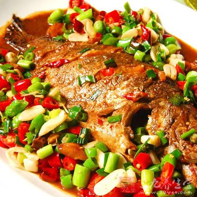 材料:桂魚、青椒、芝麻、陳醋、蒸魚豉油、耗油、生粉、大蒜、蔥姜、料酒、香油 材料:桂魚、青椒、芝麻、陳醋、蒸魚豉油、耗油、生粉、大蒜、蔥姜、料酒、香油