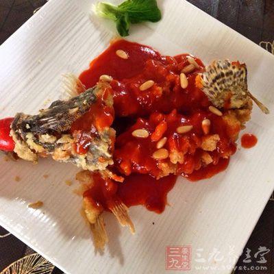 材料:桂 魚 200克 料 酒 2克松 子 10克 胡椒粉 少許番茄醬等 材料:桂 魚 200克 料 酒 2克松 子 10克 胡椒粉 少許番茄醬等