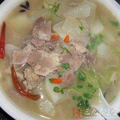 將帶骨羊肉洗淨，骨頭跟肉分開