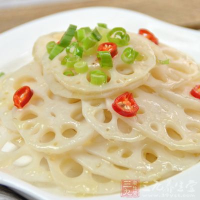 糯米粉以少許水調勻並以小火煮成稠狀，水梨去皮及核，切絲，青、紅辣椒洗淨