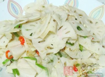 蓮藕去皮洗淨，切片，稍作出水備用;芹菜洗淨切段備用