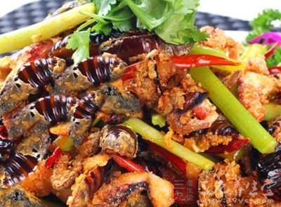 將蠶蛹洗淨、放入沸水中煮10分鐘左右撈出晾涼,切開取出黑的東東 將蠶蛹洗淨、放入沸水中煮10分鐘左右撈出晾涼,切開取出黑的東東