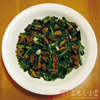 將蠶蛹洗淨,韭菜切斷,尖椒切圈 將蠶蛹洗淨,韭菜切斷,尖椒切圈