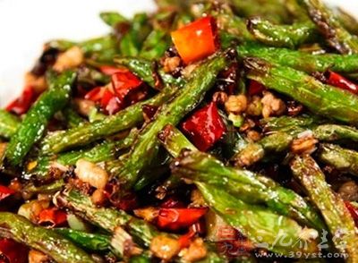 將芸豆擇洗干;爭切成長段,豬肉切成末 將芸豆擇洗干;爭切成長段,豬肉切成末