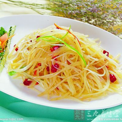 材料:大個土豆2-3個,紅辣椒1個,鹽,醋,糖,黑胡椒 材料:大個土豆2-3個,紅辣椒1個,鹽,醋,糖,黑胡椒