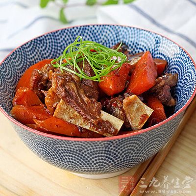 下入羊排大火翻炒至出香味 下入羊排大火翻炒至出香味