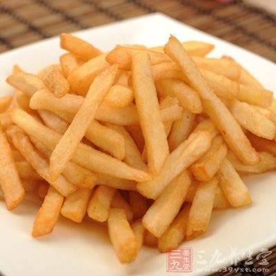 土豆切成條,用水泡一會兒 土豆切成條,用水泡一會兒