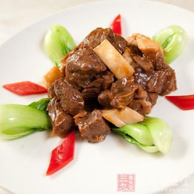 將牛腩切成40mmX40mm見方的塊狀 將牛腩切成40mmX40mm見方的塊狀