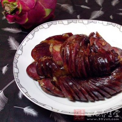 香腸一旦水分收干，表面開始出皺褶後，就可以食用了