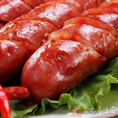 無甜味白葡萄酒300毫升，上等豬肉或雞肉香腸250克